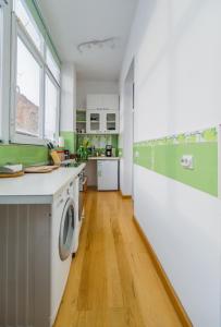ブラショヴにあるKronhausのキッチン(緑と白の家電製品、洗濯機付)