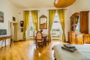 1 dormitorio con cama, mesa y espejo en Kronhaus en Brasov