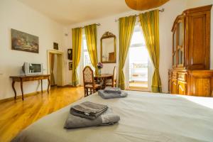 una camera da letto con un letto e due asciugamani di Kronhaus a Braşov