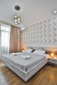 1 dormitorio con 1 cama grande en una habitación en Hotel Terrace Kutaisi, en Kutaisi