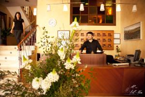 een man aan een bureau in een kantoor bij Hotel Eli-Mar in A Guarda