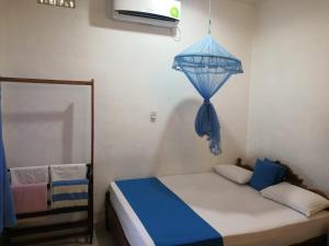 una stanza con un letto con un ombrello blu sul muro di Alass Ga For Pets Lovers a Trincomalee
