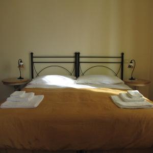 - une chambre avec un lit et 2 serviettes dans l'établissement B&B Agon, à Taormine