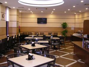 מסעדה או מקום אחר לאכול בו ב-Hotel Route-Inn Oita Ekimae