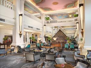 Anantara Siam Bangkok Hotel في بانكوك: لوبي فندق فيه كراسي وطاولات