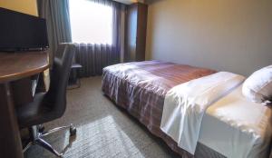 Hotel Route-Inn Ichinoseki Inter 객실 침대