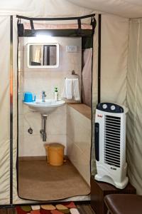 Kuchyň nebo kuchyňský kout v ubytování Tent-O-Treat Premium Rooms near Dapoli