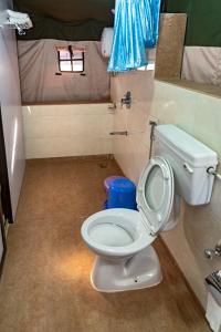 Koupelna v ubytování Tent-O-Treat Premium Rooms near Dapoli