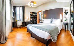 een hotelkamer met een groot bed en een bureau bij Hotel Grande Italia in Chioggia