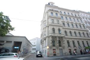 The building in which a vendégházakat is located