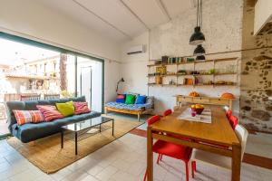 a living room with a couch and a table at Casa Creu in Sant Feliu de Guíxols