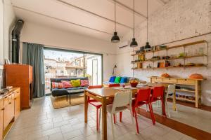 サン・フェリウ・デ・ギホルスにあるCasa Creuのキッチン、リビングルーム(テーブル、椅子付)