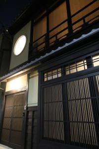 ein Gebäude mit einem Seitenlicht in der Unterkunft Chizuruan in Kyoto