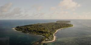 uma vista aérea de uma ilha na água em Four Seasons Resort Seychelles at Desroches Island em Desroches