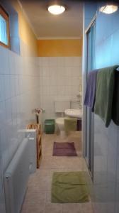 uma casa de banho com uma banheira, um WC e um lavatório. em Pension Restaurant Meran em Abtenau