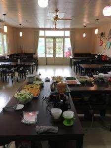 pokój z kilkoma stołami z jedzeniem w obiekcie Dilly Dally B&B w mieście Gukeng