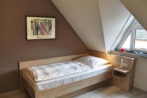 Hotel Gasthof Grüner Wald في هوفهايم آم تاونوس: سرير صغير في غرفة مع نافذة