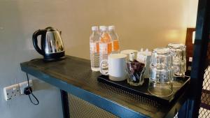 stół z butelkami wody i kieliszkami w obiekcie Super 8 Hotel @ Georgetown w mieście George Town