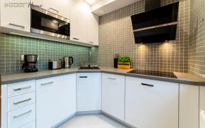 Kuchyňa alebo kuchynka v ubytovaní Wonder Home - Apartamenty w zielonej okolicy, blisko centrum Karpacza