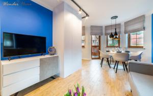Televízia a/alebo spoločenská miestnosť v ubytovaní Wonder Home - Apartamenty w zielonej okolicy, blisko centrum Karpacza