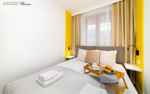 Posteľ alebo postele v izbe v ubytovaní Wonder Home - Apartamenty w zielonej okolicy, blisko centrum Karpacza