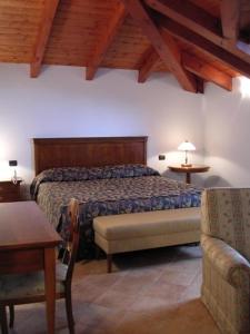 A bed or beds in a room at La Locanda del Melograno