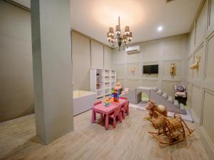 een kinderkamer met een tafel en een kamer met speelgoed bij Montebello Villa Hotel in Cebu City