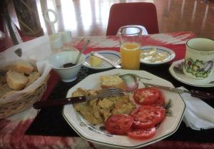 une table avec une plaque de nourriture contenant des tomates dans l'établissement Yuna Village Garden Resort, à Tubaya 25 autres photos