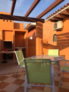 um pátio com uma mesa e cadeiras numa casa em Altos del Sol em Torrevieja