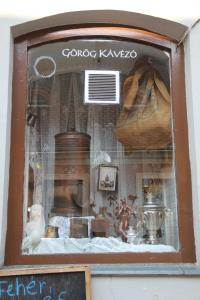 a display window of a shop with aperature at Afrodité Apartmanok in Eger