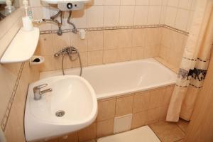 A bathroom at Afrodité Apartmanok