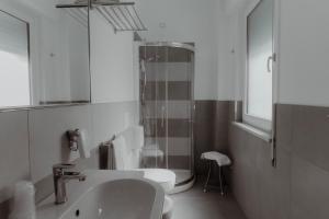un bagno con lavandino, water e specchio di Hotel Caravel a Vasto
