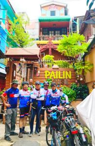 een groep mensen die voor een gebouw staan bij Pailin Guest House in Bangkok