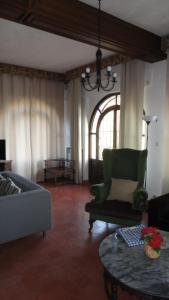 uma sala de estar com um sofá e uma mesa em Laguneta 32 GRAZALEMA em Grazalema