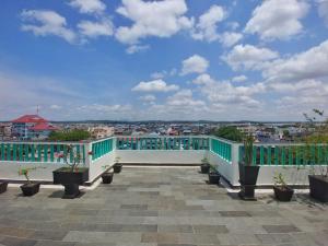 Bintan Lumba Lumba Inn Hotel的阳台或露台