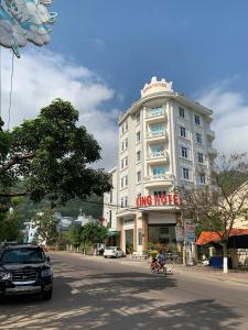 ein großes weißes Gebäude mit einem Kingsize-Hotel darauf in der Unterkunft King Hotel in Quy Nhon