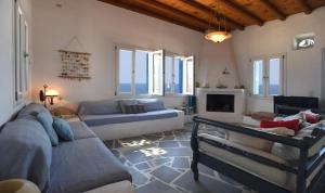 sala de estar con sofá y chimenea en Villa Areti, en Tinos