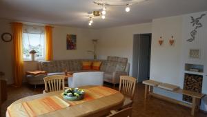 uma sala de estar com uma mesa e um sofá em Ferienwohnung Ott em Beerheide