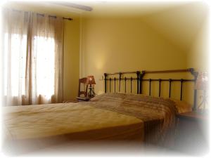 - une chambre avec un lit et une fenêtre dans l'établissement La Noguera de Socasa, à Romancos