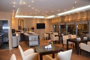 ein Restaurant mit Tischen und Stühlen und einer Küche in der Unterkunft ADMİRAL in Kayseri
