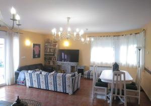 ein Wohnzimmer mit einem Sofa und einem Tisch in der Unterkunft Tiara Vacaciones in Nava de la Asunción