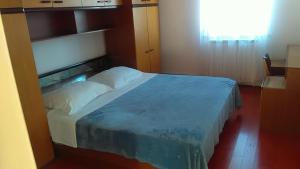 1 dormitorio con 1 cama grande con manta azul en Ema en Labin