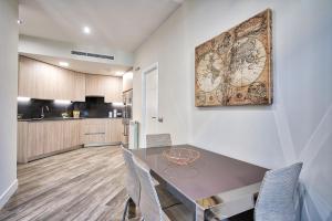 a kitchen and dining room with a table and chairs at Apartamentos Cava Baja in Madrid