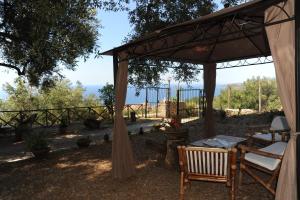 einen Pavillon mit einem Tisch und Stühlen darunter in der Unterkunft Agriturismo La Focazza in Ascea