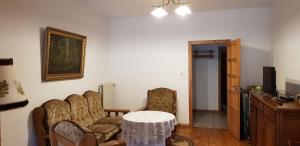 Televízia a/alebo spoločenská miestnosť v ubytovaní Apartamenty Drewniany Dom