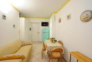 ein Wohnzimmer mit einem Sofa und einem Tisch in der Unterkunft L'Ancora di Amalfi in Amalfi