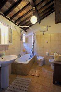 La salle de bains est pourvue d'une baignoire, d'un lavabo et de toilettes. dans l'établissement Historic house, à Montefiascone