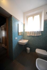 a bathroom with a toilet, sink, and tub at B&B La corte di Stelio in Pisa
