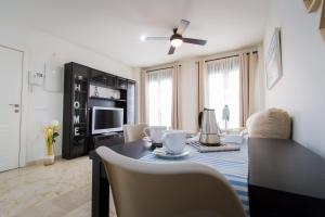 Televízia a/alebo spoločenská miestnosť v ubytovaní Holidays2Malaga Apto Pozos Dulces Acogedor & balcon & tranquilo en centro de Malaga