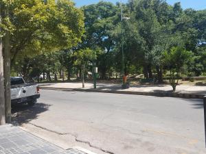 un camion blanc garé sur le côté d'une rue dans l'établissement Leguizamon suite con cochera, à Salta